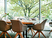 gedeckte Tische im modernen Gastraum des Arcotel Rubin unserer Krimidinner Hamburg Location