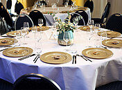 Runder Tisch mit exklusiver Dekoration und polierten Gläsern beim Krimidinner Bruchsal