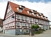 Historisches Fachwerkgebäude des Hotels Post in Jungingen beim Uhriger Gewölbekeller beim Kriminaldinner Hechingen
