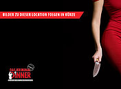 Frau mit rotem Kleid und Messer neben dem Logo von Das Kriminal Dinner