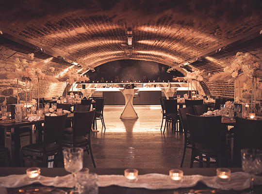 Schöner großer Gewölbekeller umgestaltet in einen einladenden Speisesaal, dekoriert für das Kriminal Dinner.