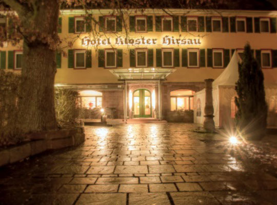 Frontalansicht des wunderschönen Kloster Hirsau bei Nacht