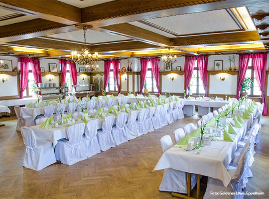 Der große schön dekorierte Saal ist bereit für einen spannenden Krimidinner Abend in Eppelheim.