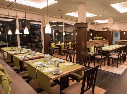 Modern ausgestatteter Speisesaal mit vielen Sitzmöglichkeiten und liebevoller Dekoration