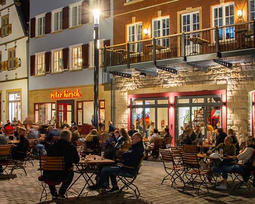 Lange Nächte werden auf dem Marktplatz vor dem Restaurant roter hirsch 4u im gemütlichen Zusammensitzen gefeiert