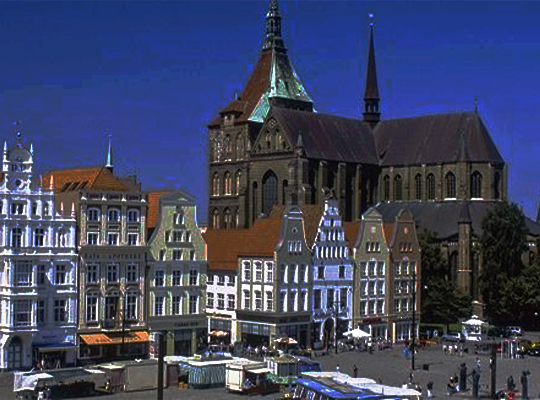 Schöner geschichtsträchtiger Marktplatz mit der St. Marien-Kirche im Hintergrund.