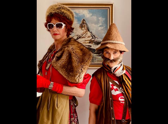 Zwei Schauspieler bekleidet in traditoneller Tiroler Kleidung