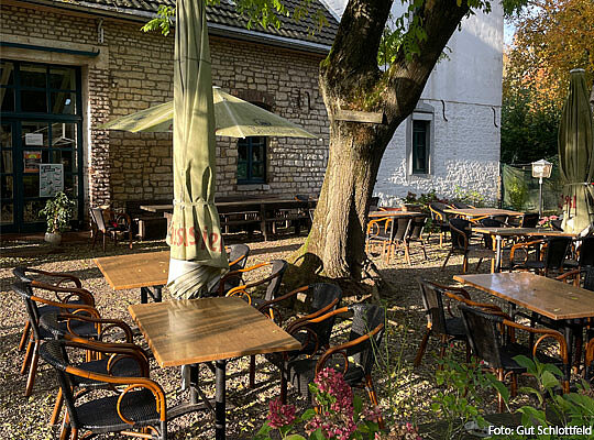 Schöne Terasse des Guts Schlottfeld beim Krimidinner in Aachen.