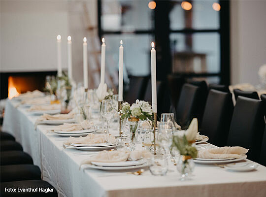 Schön gedeckte Tafel im Eventhof Hagler.