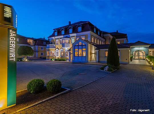 Außenansicht des prachtvollen Gebäudes in Abenddämmerung