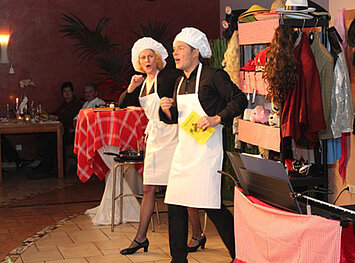Die beiden Hauptdarsteller im Kochaufzug beim moderieren - Unser Krimidinner "Mord auf Bestellung"