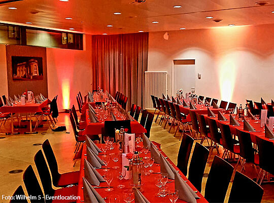 Edel gedeckte Tische in der Wilhelm 5 - Eventlocation.
