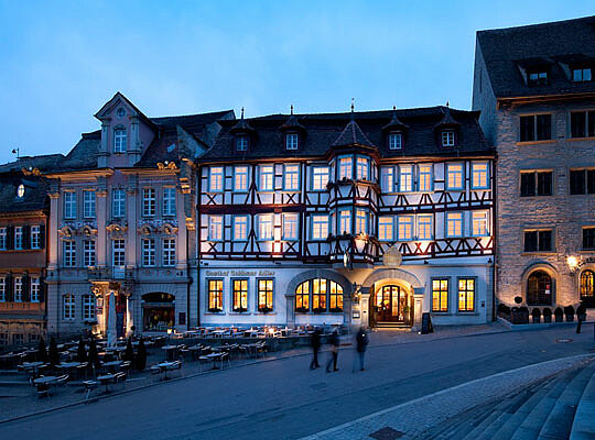 Krimidinner Schwäbisch Hall in altem Fachwerkhaus Goldener Adler Großer Platz vor dem Gebäude, schöne Beleuchtung bei Dämmerung beim Krimidinner Schwäbisch Hall
