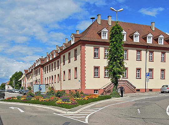 Krimidinner Bad Schönborn Schönes Gebäude in der Bad Schönborner Innenstadt.