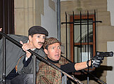Sherlock Holmes mit einer Pistole in der Hand und sein Kollege Dr. Watson beim schwäbischen Krimidinner