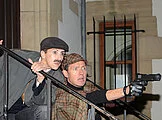 Sherlock Holmes mit einer Pistole in der Hand und sein Kollege Dr. Watson beim schwäbischen Krimidinner