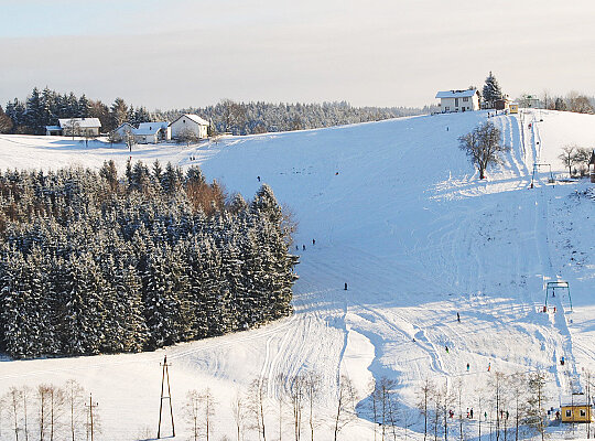 Krimidinner St. Johann am Walde im Liftlokal Schneebedeckter Skihang am Liftlokal bei schönstem Sonnenschein im Winter