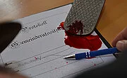 Ansicht auf die blutige Akte, die der Tote gerade geschrieben hatte