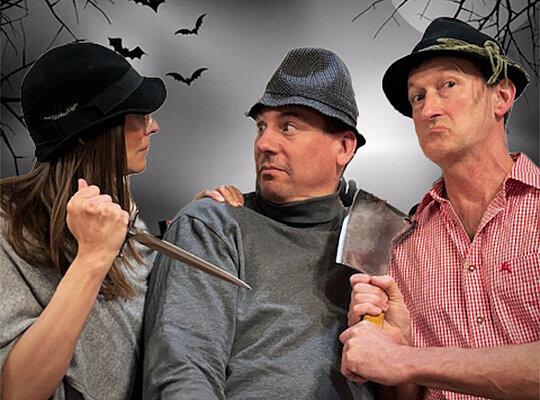 Stückbild zu: Motiv ein Kommissar zum Sterben Eine Frau und zwei Männer stehen nebeneinander in Einer Reihe. Sie stehen vor einem grauen Hintergrund. Die Frau rechts von dem mittleren Mann hält ein Messer in der Hand, während der Mann links von dem Mittleren Mann ein Hackebeil in den Händen hält