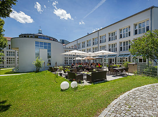 Bestes Wetter auf der Terrasse des ehemaligen Klosters. Perfekter Ort für ein Open Air Krimidinner.