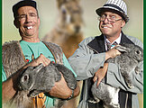 Zwei Männer halen große Hasen auf dem Arm - Hauptdarsteller beim Krimidinner Der Doping-Hase