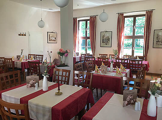 Wohlfühl-Ambiente beim Krimidinner Dessau-Roßlau Liebevoll eingerichtete Speisessal mit schönem Blick durchs Fenster auf das Grüne.