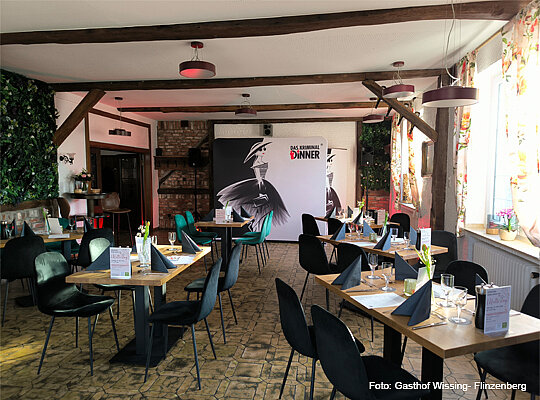 schöner Gastraum mit großem Aufsteller für das Krimidinner