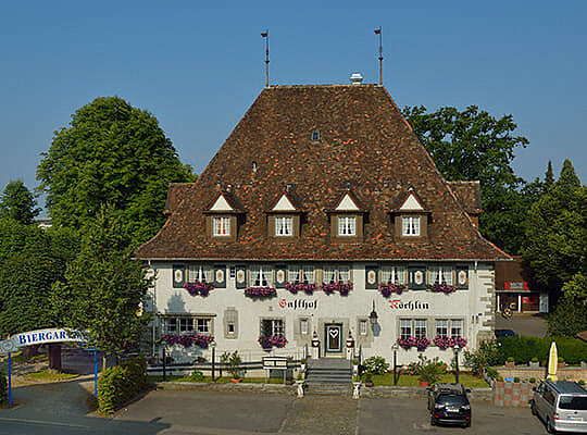Schönes, historisches Gasthof-Gebäude mit Biergarten von der Straße aus fotografiert.