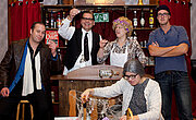 Drei Männer und zwei Frauen vor der Haifischbar  - Krimidinner mit hanseatischem Flair