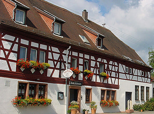 Blick auf das modernisierte Fachwerkhaus von der Straße aus.