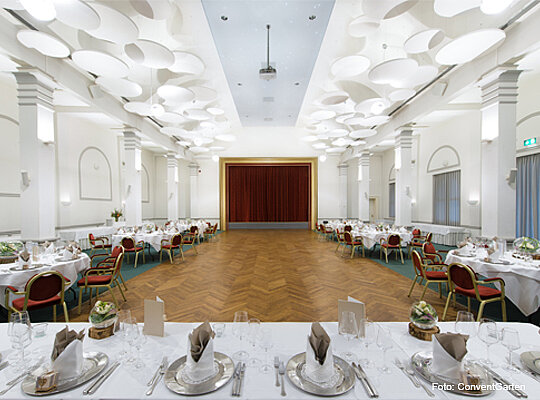eleganter und großzügiger Festsaal mit Parkettboden