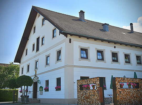 Krimidinner Füssen in idyllischer Lage Außenansicht des einladenden Eingangs des Gasthof beim Alten Wirt an einem wunderschön sonnigen Tag