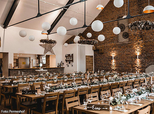 Schön gedeckte Tafeln im Permershof in Geldern.