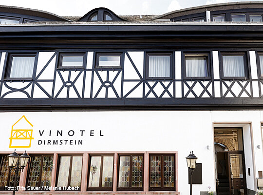 Frontansicht des Vinotels mit dezentem Fachwerk