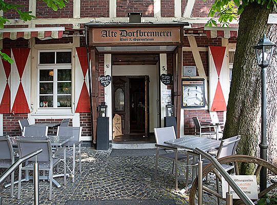 Uriges Ambiente beim Krimidinner Recklinghausen in der alten Dorfbrennerei Außenbereich sowie Eingangstüre des Restaurants Alte Dorfbrennerei