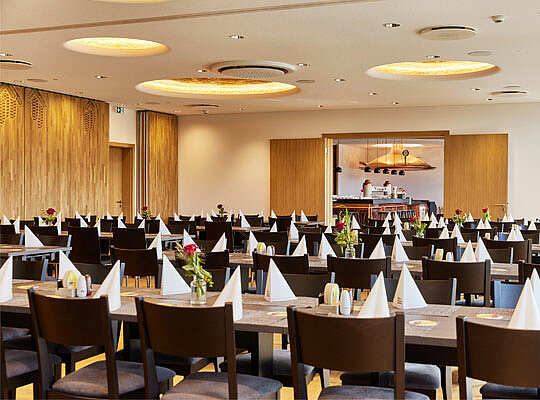 Krimidinner Grafenhausen-Rothaus Innenansicht des Brauereigastofs Rothaus GmbH mit schön eingedecktem Tisch