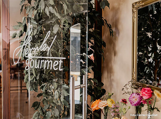Blick durch Glastüre ins Herrler Gourmet