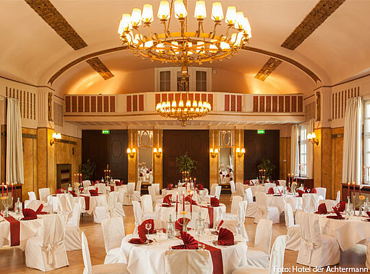 Elegantes Ambiente im Marmorsaal im Hotel der Achtermann in Goslar.