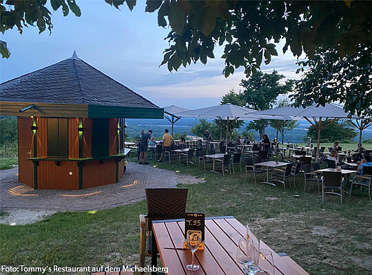 Krimidinner Tommys Restaurant auf dem Michaelsberg Außenbereich im Tommys Restaurant auf dem Michaelsberg am Abend