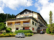 Hotel Gassbachtal von außen mittem im Grünen mit schöner Sonnenterrasse beim Krimidinner Odenwald