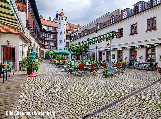 Schöne Terrasse des Brauhauses mit vielen Sitzmöglichkeiten in der Sonne