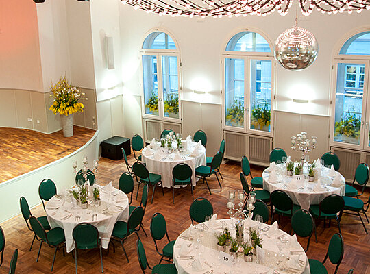 Krimidinner Fürth in der erstklassigen Gastronomie "Grüner Baum" Stilvoll geschmückte Rundtosche und hohe romatische Fenster beim Krimidinner Fürth
