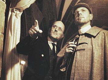 Sherlock Holmes und Watson blicken nach vorne 