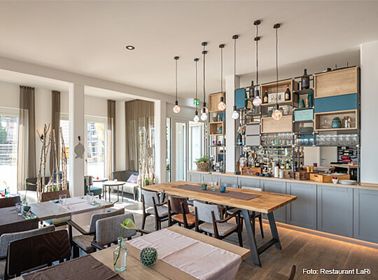 modernes Ambiente mit schöner Bar im Restaurant LaRi