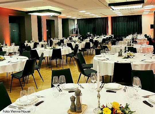 Schön gedeckte Tische im Vienna House in Wetzlar beim Krimidinner.