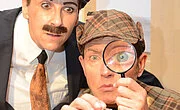 Sherlock Holmes und Dr. Watson untersuchen einen Hinweis mit einer Lupe