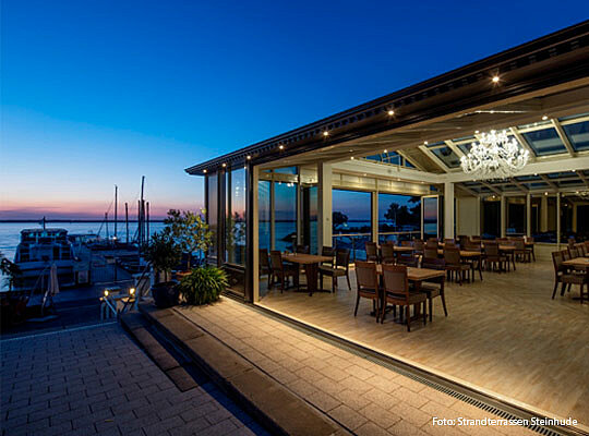 beleuchtete Strandterrasse in der Dämmerung