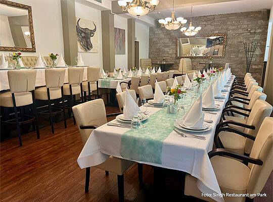 festlich gedeckter Gastraum im Singh Restaurant am Park
