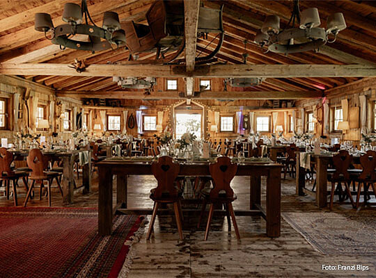 rustikaler Gastraum in der Wickerbachalm mit Holzbalken