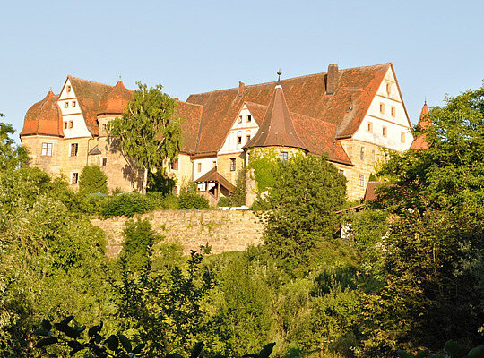 Sonne Pur beim Krimidinner Forchheim im Schloss Wiesenthau Außenansicht auf das von der Sonne bestrahlten Schloss Wiesenthau.